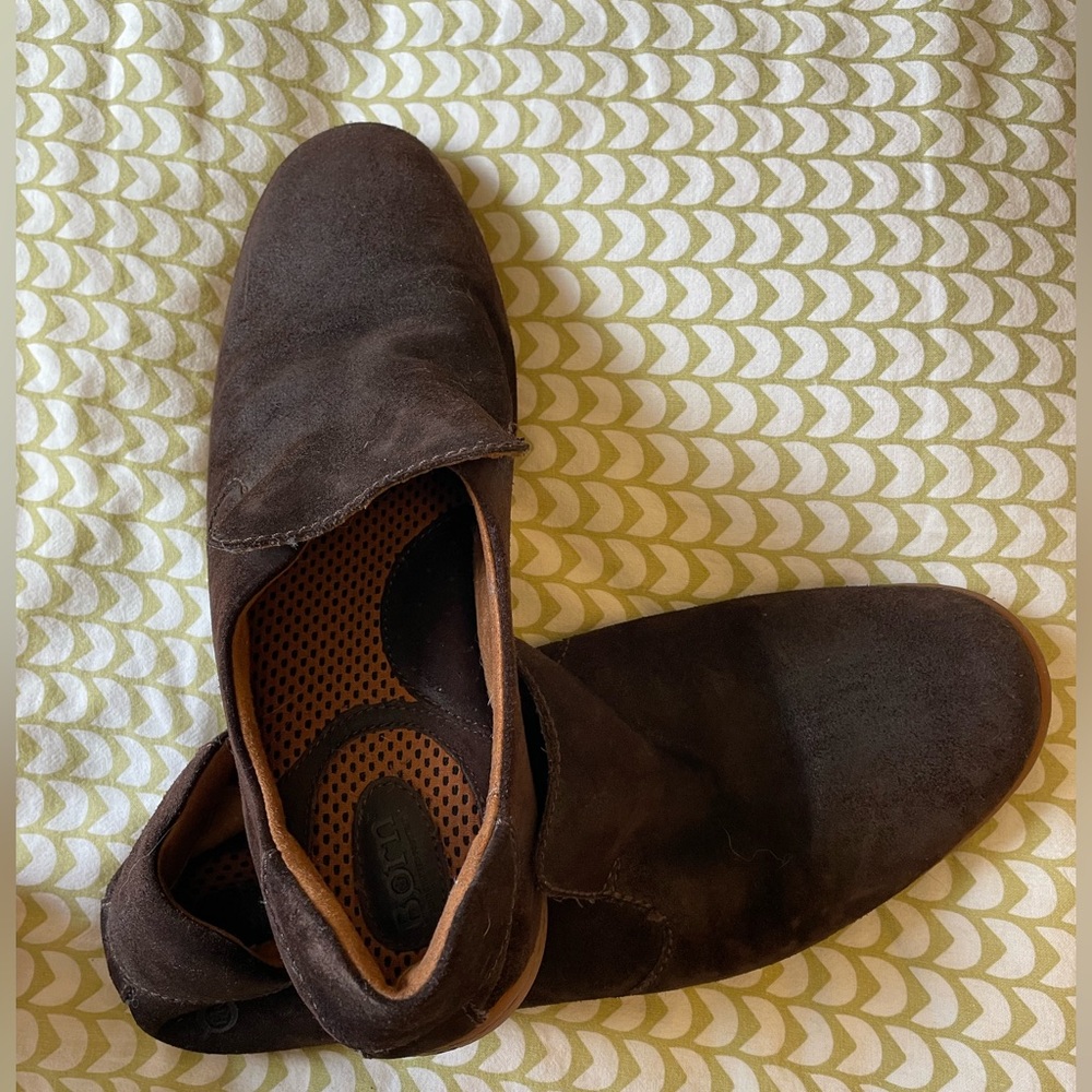 Men’s Born brown suede loafer style shoe, size 13.
